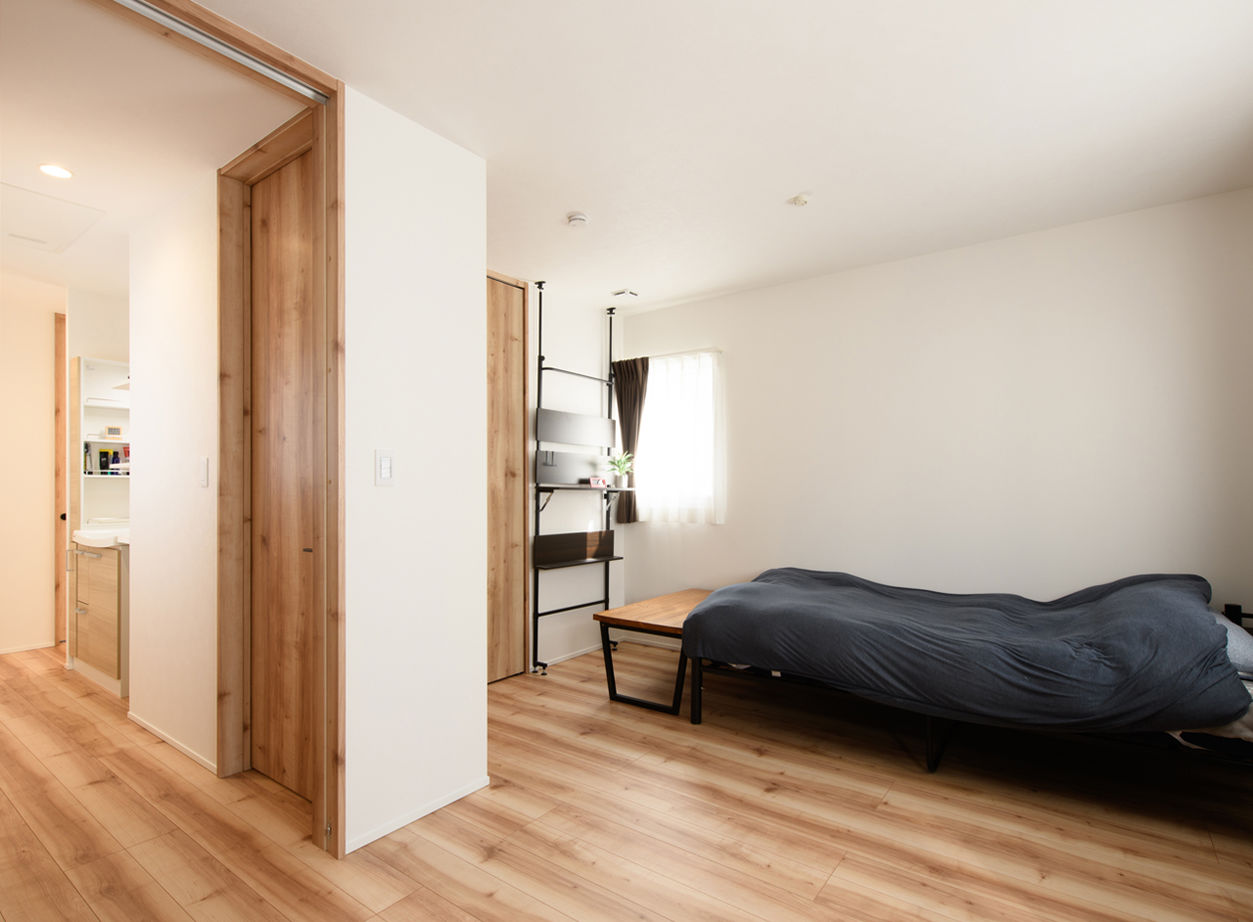 ヤマダホームズ 共働きの2人が帰宅後にホッとくつろげる、畳コーナーと中庭のある和モダンの家の建築実例画像8