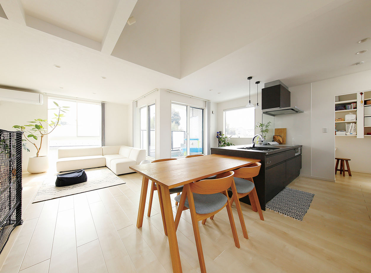 ヤマダホームズ 【2000万円台】フロアを貫く吹き抜け階段と大きな窓で開放的な3階建ての建築実例画像1