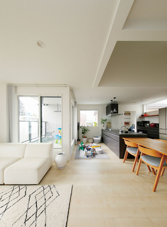 ヤマダホームズ 【2000万円台】フロアを貫く吹き抜け階段と大きな窓で開放的な3階建ての建築実例画像2