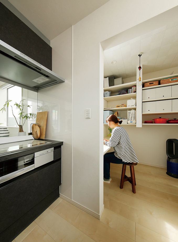 ヤマダホームズ 【2000万円台】フロアを貫く吹き抜け階段と大きな窓で開放的な3階建ての建築実例画像3