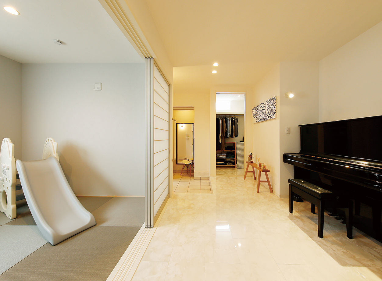 ヤマダホームズ 【2000万円台】フロアを貫く吹き抜け階段と大きな窓で開放的な3階建ての建築実例画像4