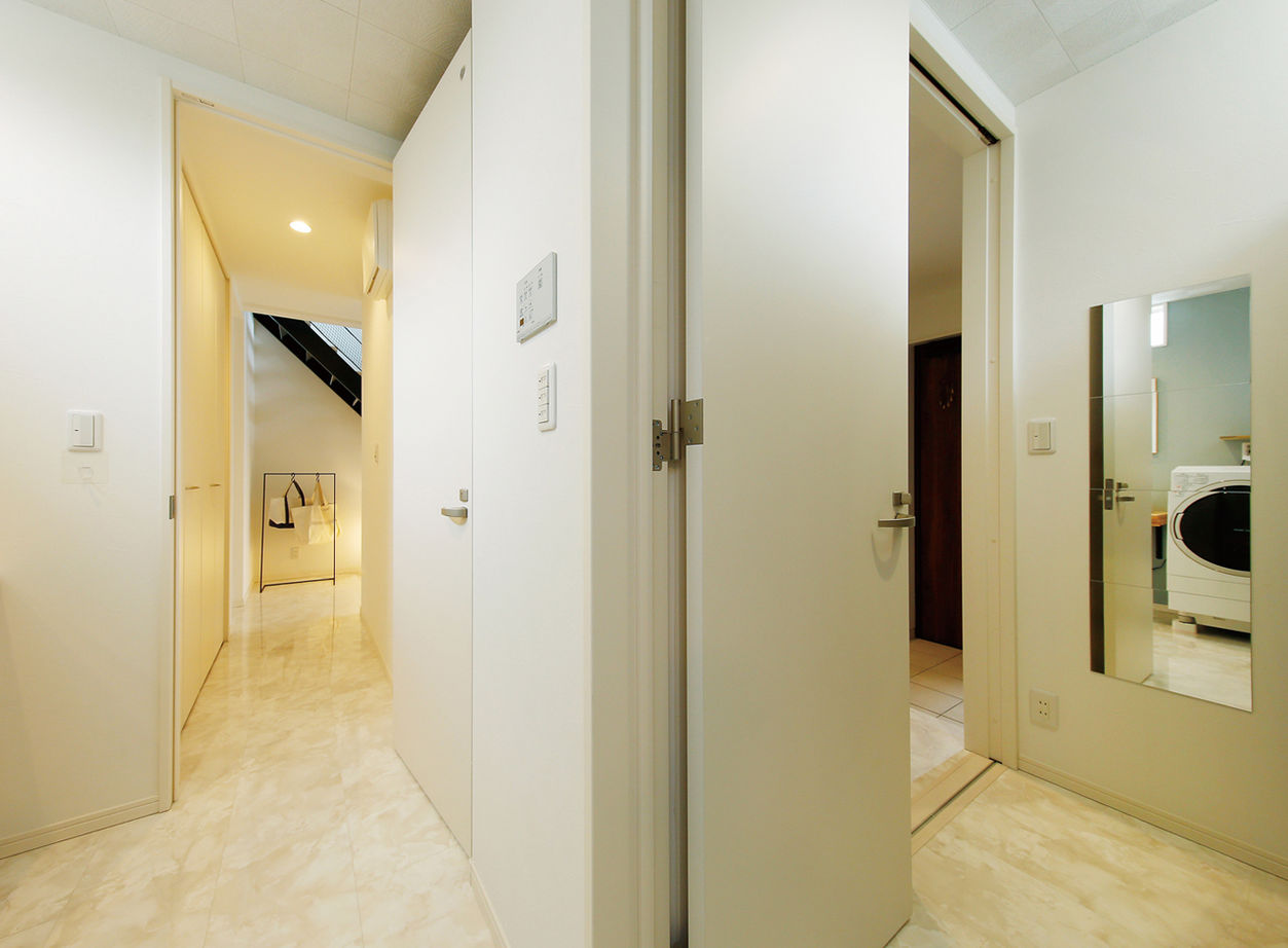 ヤマダホームズ 【2000万円台】フロアを貫く吹き抜け階段と大きな窓で開放的な3階建ての建築実例画像5