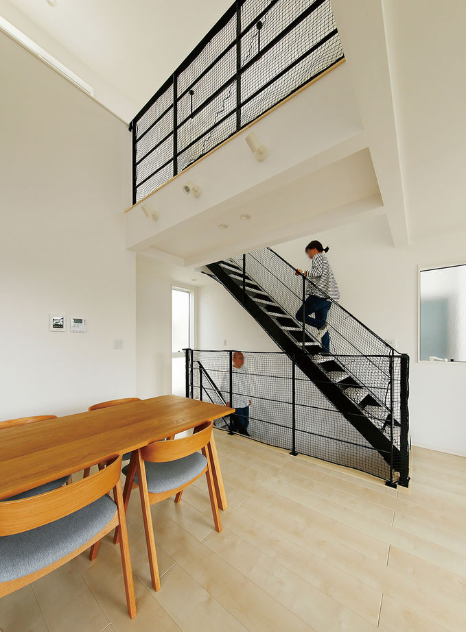 ヤマダホームズ 【2000万円台】フロアを貫く吹き抜け階段と大きな窓で開放的な3階建ての建築実例画像7