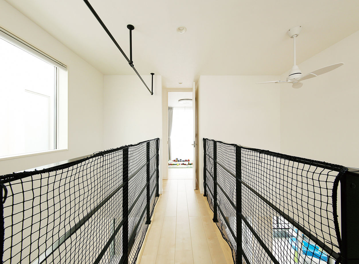 ヤマダホームズ 【2000万円台】フロアを貫く吹き抜け階段と大きな窓で開放的な3階建ての建築実例画像8