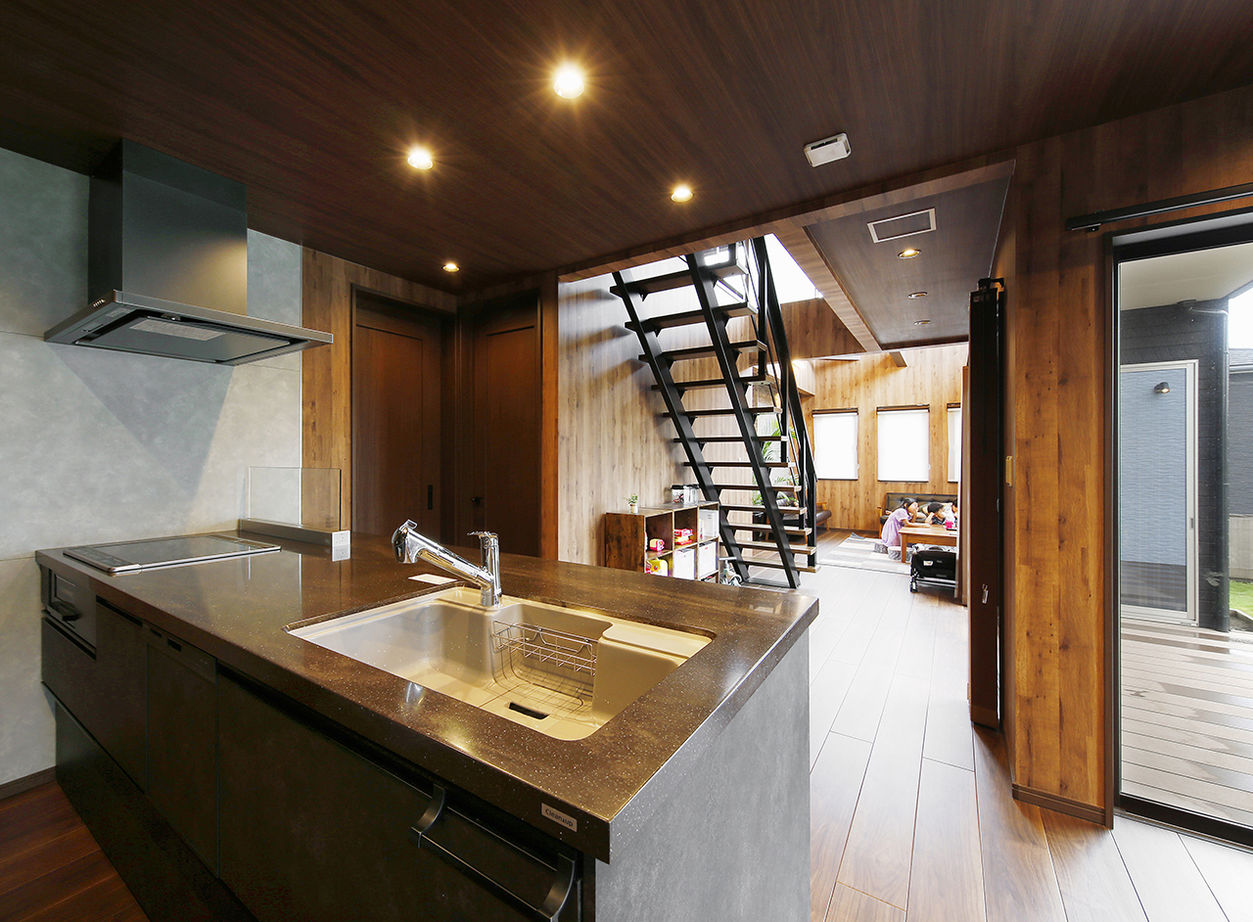 ヤマダホームズ 広々エントランスと木目の壁が迎えるリゾート風の家の建築実例画像1