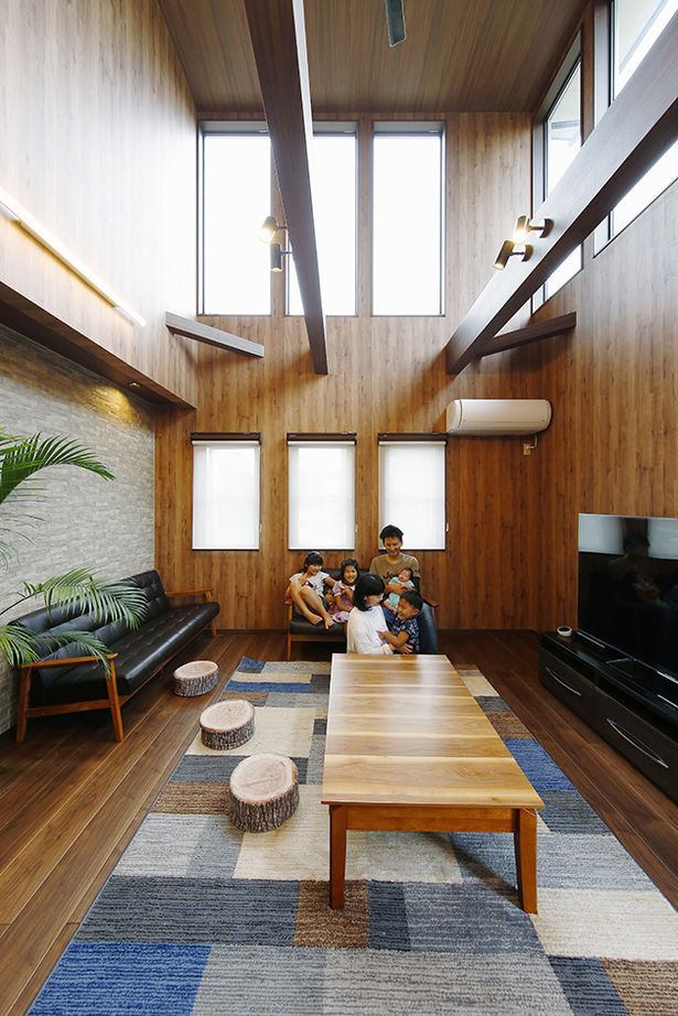 ヤマダホームズ 広々エントランスと木目の壁が迎えるリゾート風の家の建築実例画像2