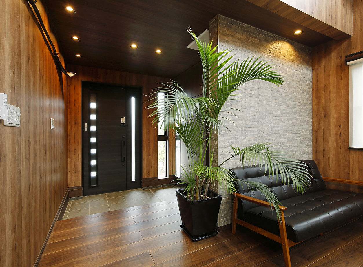 ヤマダホームズ 広々エントランスと木目の壁が迎えるリゾート風の家の建築実例画像3
