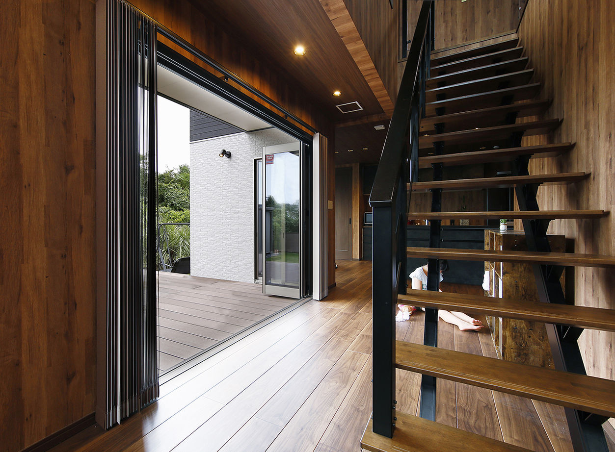 ヤマダホームズ 広々エントランスと木目の壁が迎えるリゾート風の家の建築実例画像4