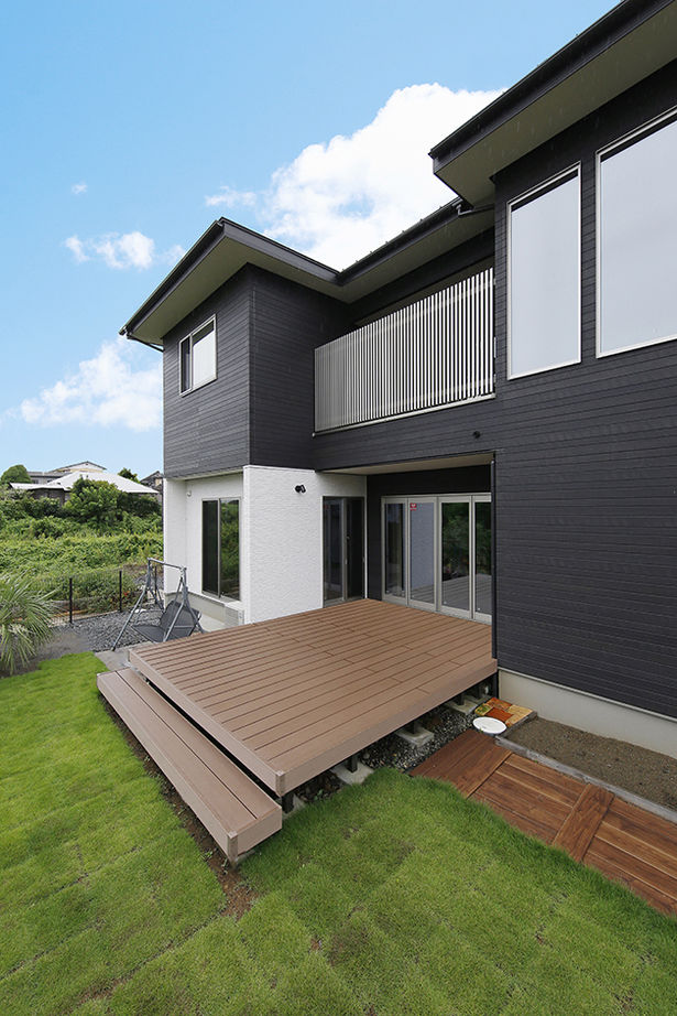 ヤマダホームズ 広々エントランスと木目の壁が迎えるリゾート風の家の建築実例画像5