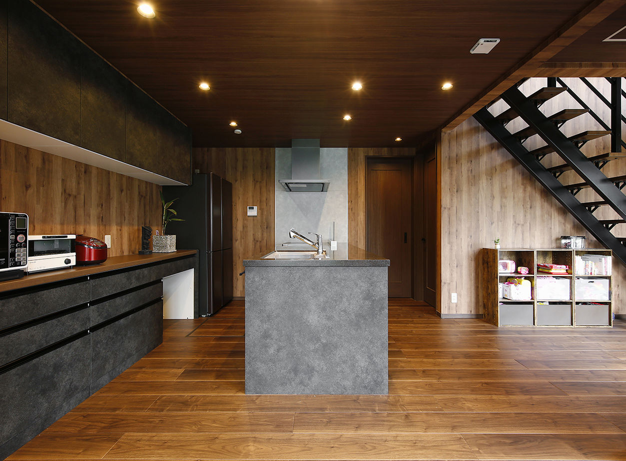 ヤマダホームズ 広々エントランスと木目の壁が迎えるリゾート風の家の建築実例画像6