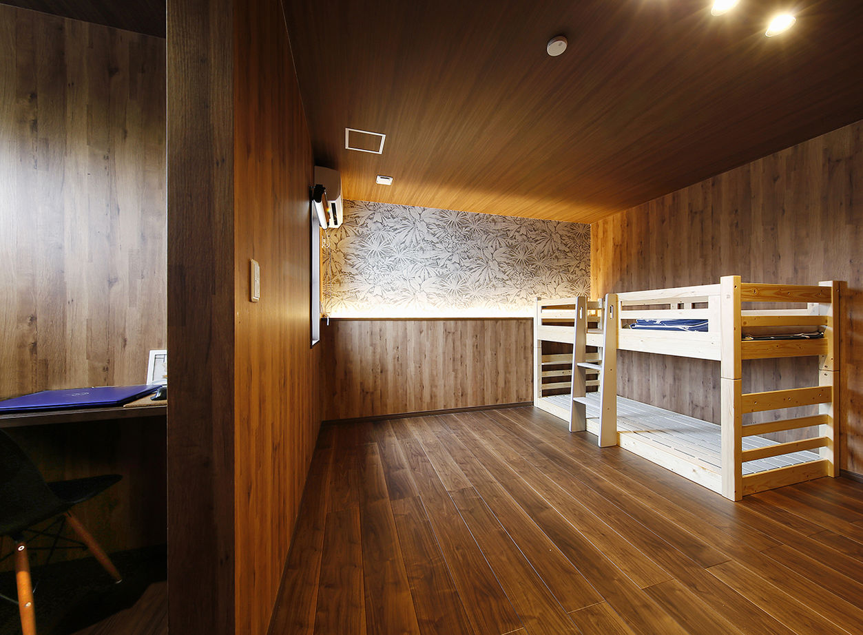 ヤマダホームズ 広々エントランスと木目の壁が迎えるリゾート風の家の建築実例画像7