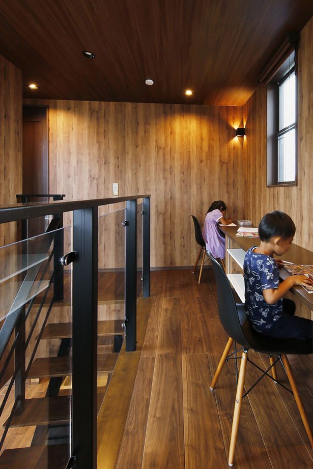 ヤマダホームズ 広々エントランスと木目の壁が迎えるリゾート風の家の建築実例画像8