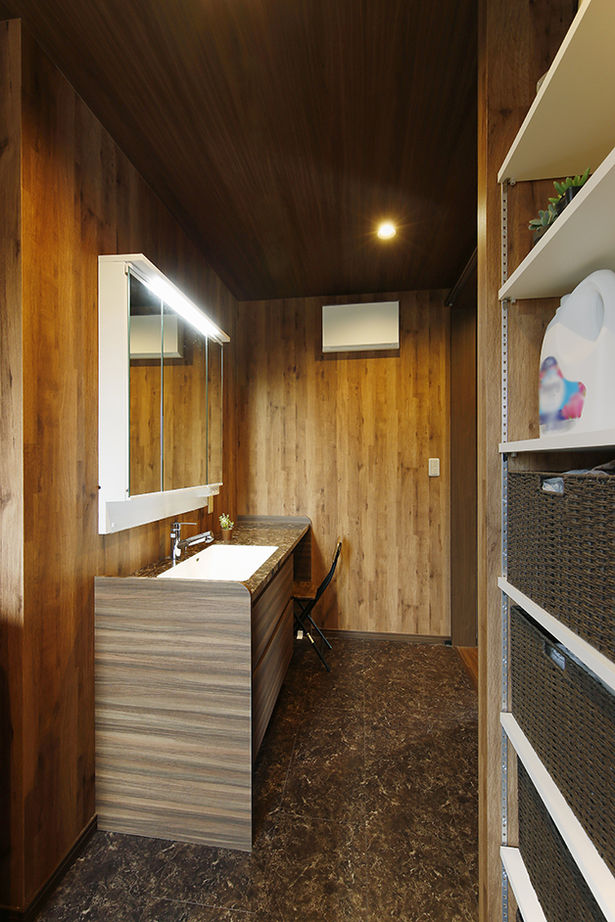 ヤマダホームズ 広々エントランスと木目の壁が迎えるリゾート風の家の建築実例画像9