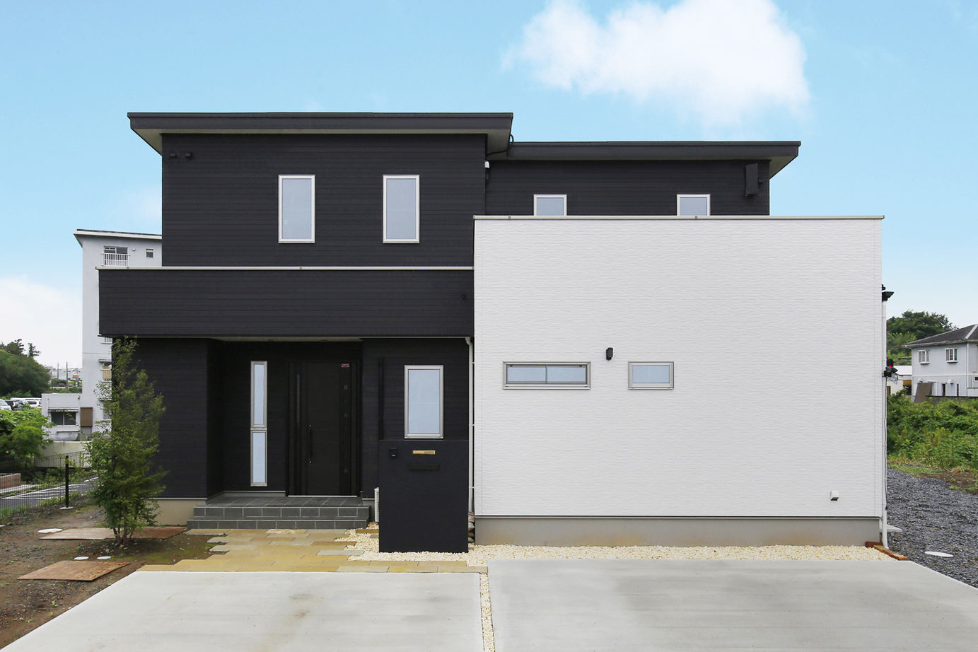 ヤマダホームズ 広々エントランスと木目の壁が迎えるリゾート風の家の建築実例画像10