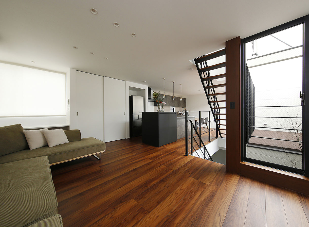 ヤマダホームズ 隣家が迫る立地でも十分な明るさを実現。モダン＆スタイリッシュな3階建ての建築実例画像2