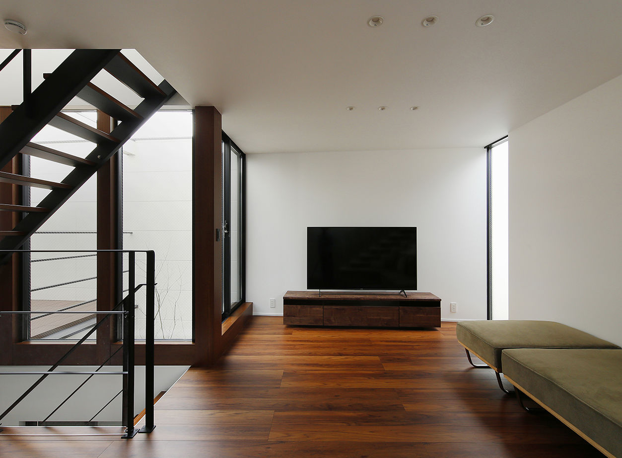 ヤマダホームズ 隣家が迫る立地でも十分な明るさを実現。モダン＆スタイリッシュな3階建ての建築実例画像3