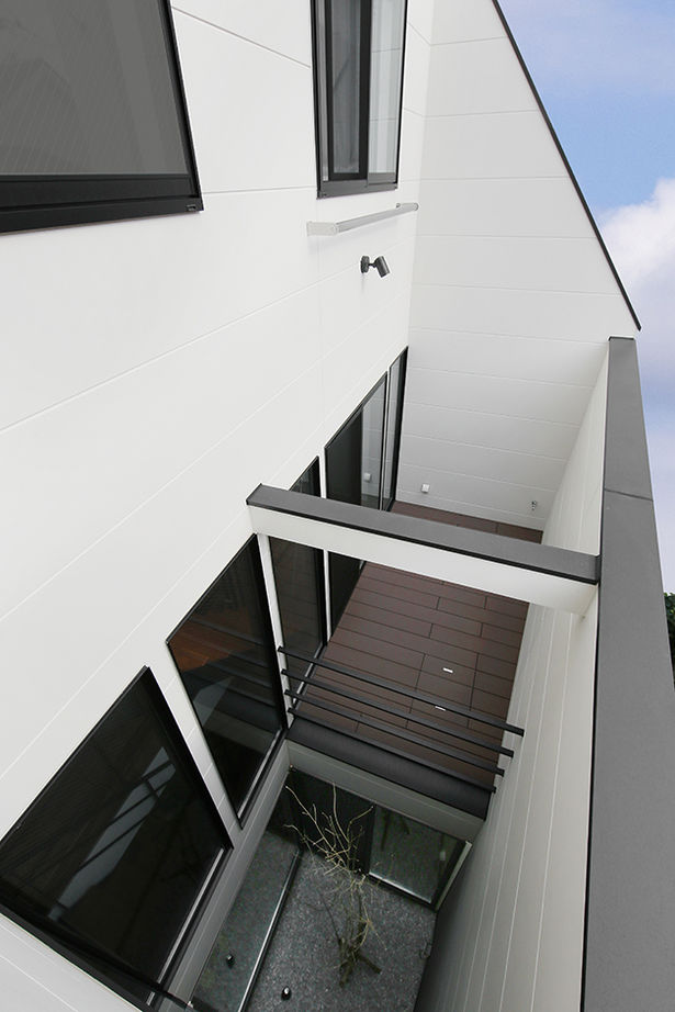 ヤマダホームズ 隣家が迫る立地でも十分な明るさを実現。モダン＆スタイリッシュな3階建ての建築実例画像4