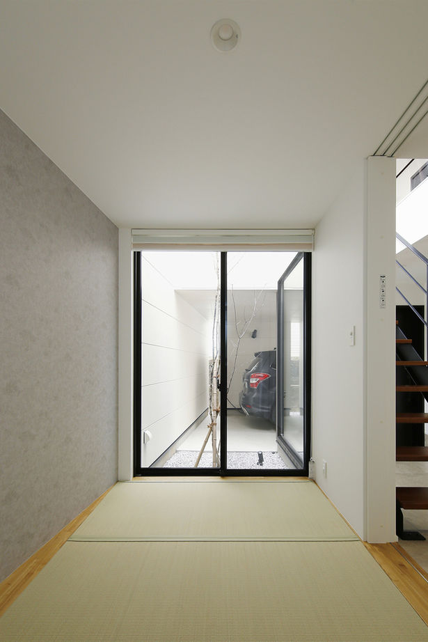 ヤマダホームズ 隣家が迫る立地でも十分な明るさを実現。モダン＆スタイリッシュな3階建ての建築実例画像7