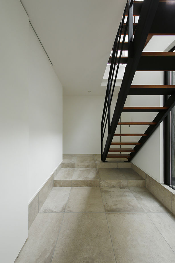 ヤマダホームズ 隣家が迫る立地でも十分な明るさを実現。モダン＆スタイリッシュな3階建ての建築実例画像9