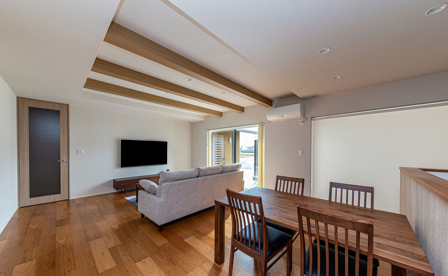 ヤマダホームズ 3種の屋根形状を組み合わせた平屋は、重厚感に若々しい躍動感も漂わせての建築実例画像2