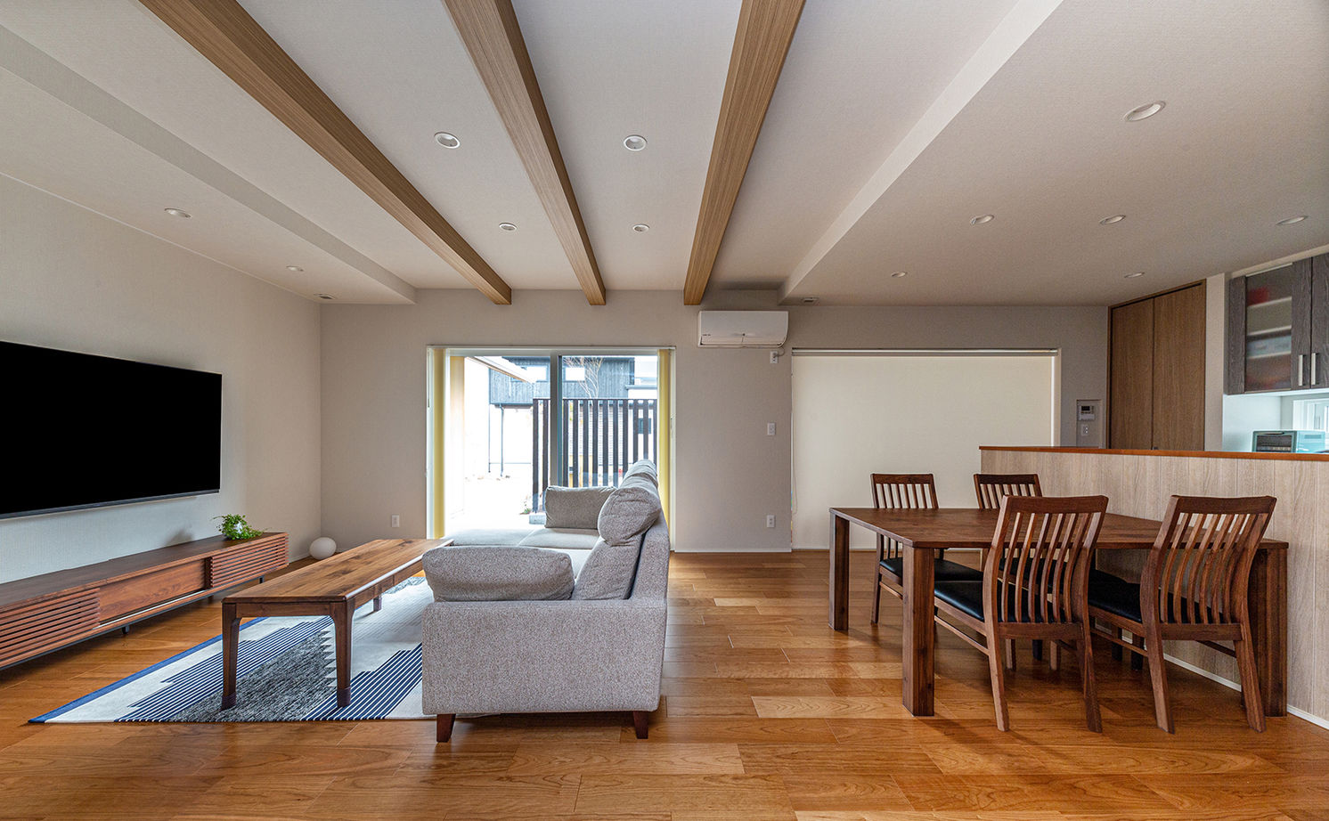 ヤマダホームズ 3種の屋根形状を組み合わせた平屋は、重厚感に若々しい躍動感も漂わせての建築実例画像3