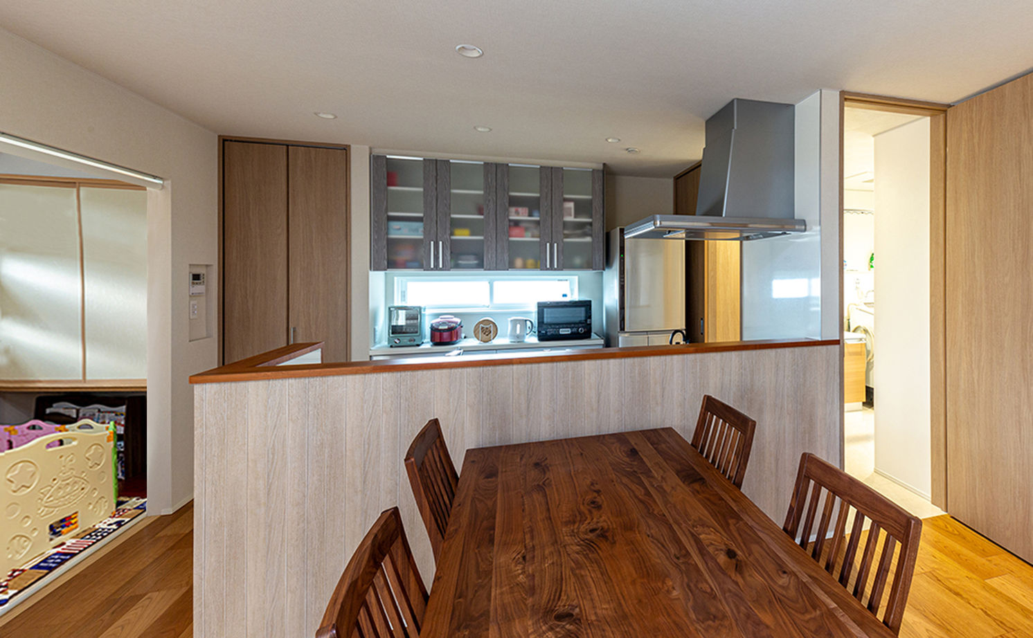 ヤマダホームズ 3種の屋根形状を組み合わせた平屋は、重厚感に若々しい躍動感も漂わせての建築実例画像4