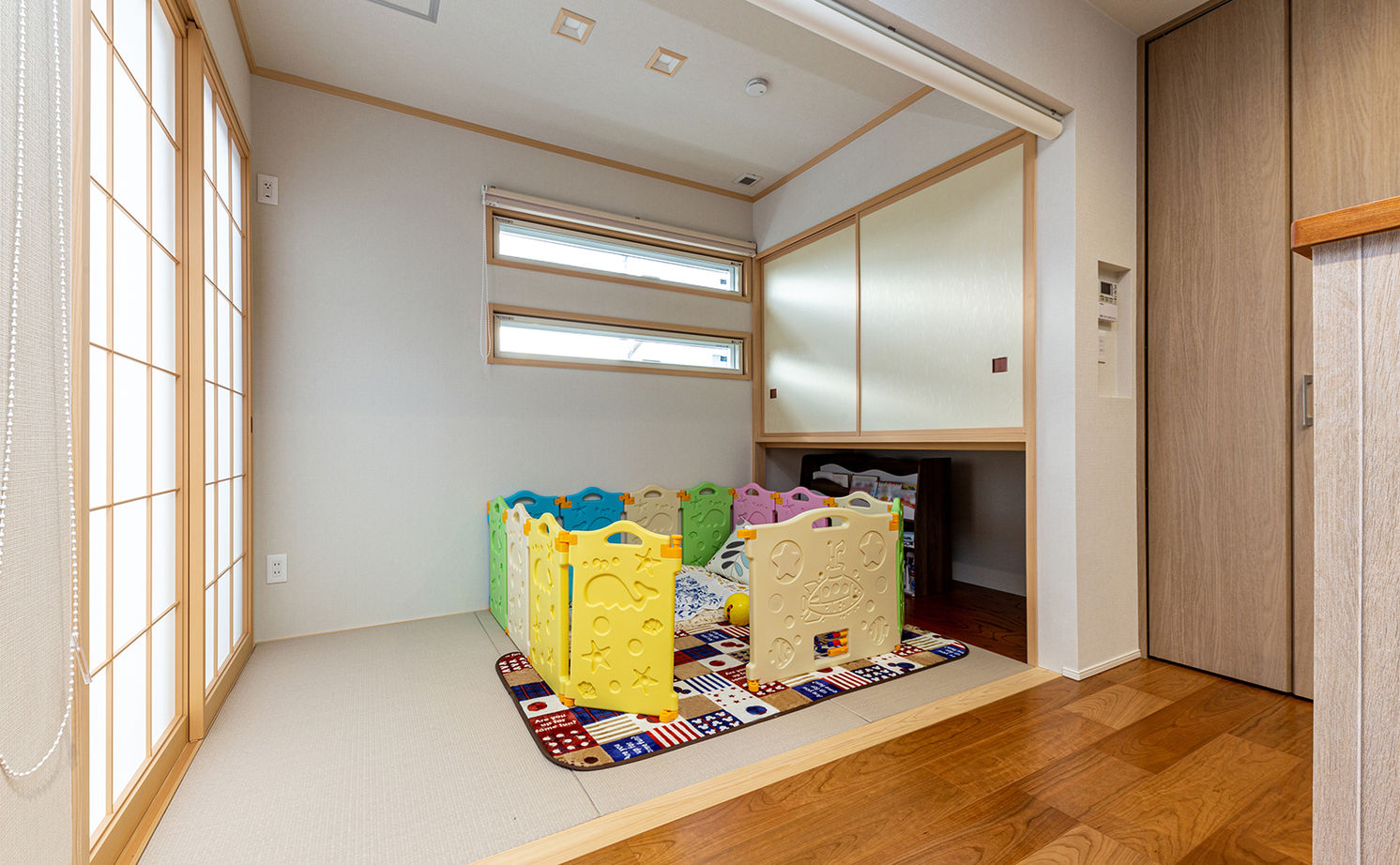 ヤマダホームズ 3種の屋根形状を組み合わせた平屋は、重厚感に若々しい躍動感も漂わせての建築実例画像5