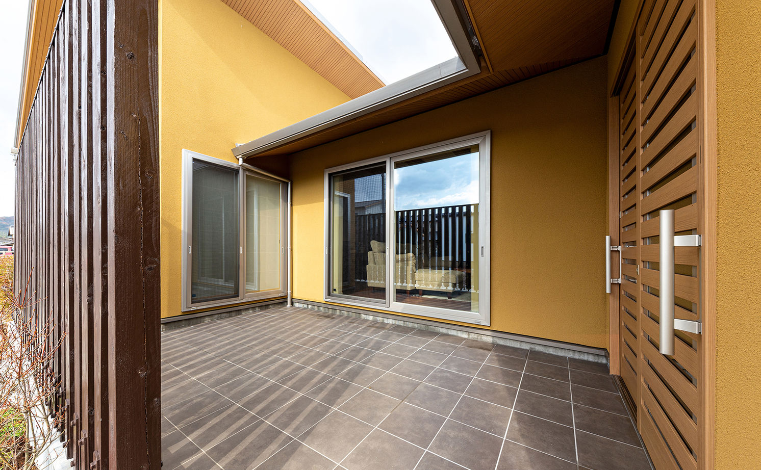 ヤマダホームズ 3種の屋根形状を組み合わせた平屋は、重厚感に若々しい躍動感も漂わせての建築実例画像7