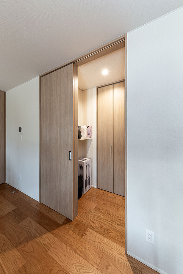 ヤマダホームズ 3種の屋根形状を組み合わせた平屋は、重厚感に若々しい躍動感も漂わせての建築実例画像8