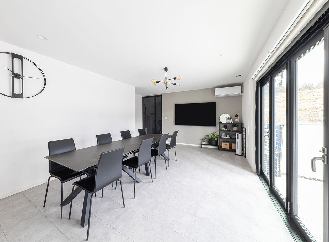 ヤマダホームズ 家族が囲むダイニングが主役。モノトーンの空間にグリーンが映えるの建築実例画像3