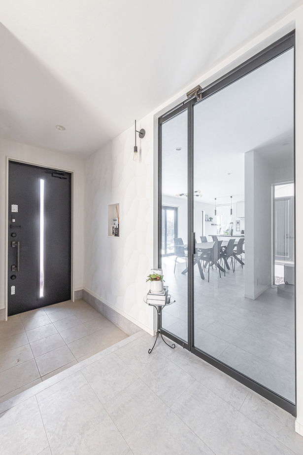 ヤマダホームズ 家族が囲むダイニングが主役。モノトーンの空間にグリーンが映えるの建築実例画像5