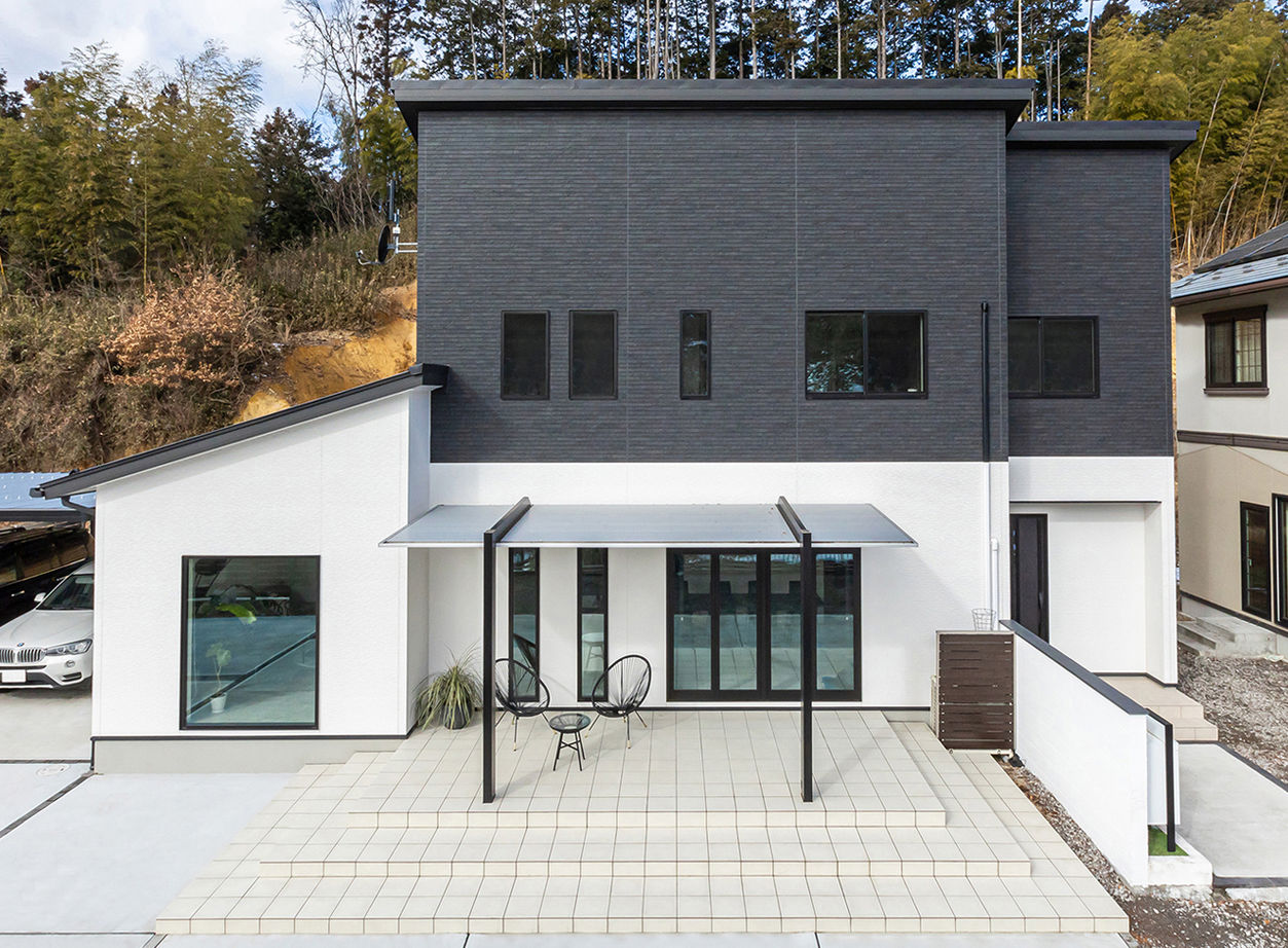 ヤマダホームズ 家族が囲むダイニングが主役。モノトーンの空間にグリーンが映えるの建築実例画像7