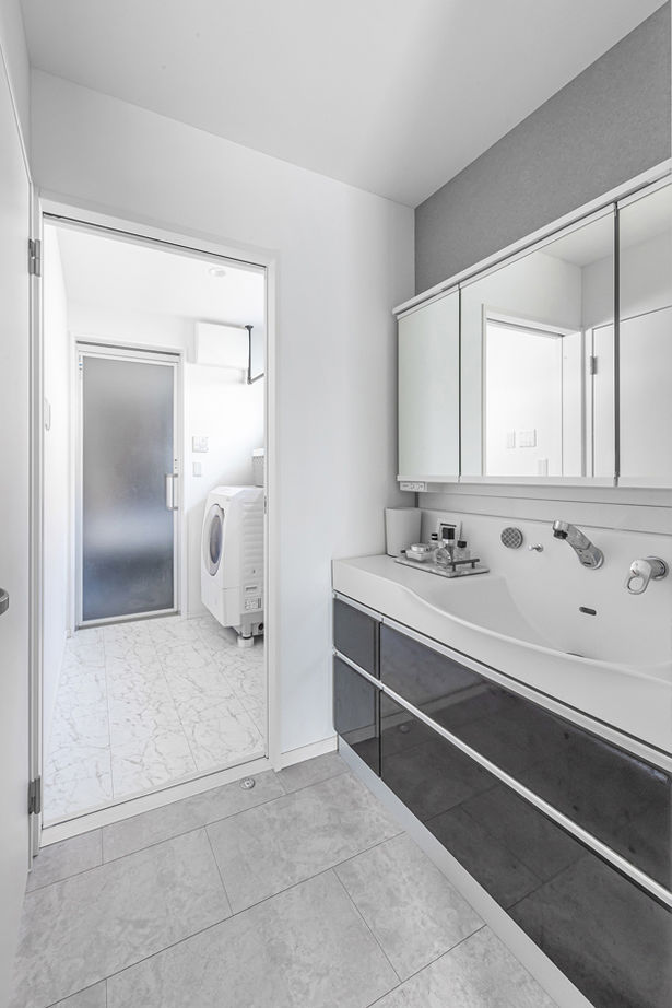 ヤマダホームズ 家族が囲むダイニングが主役。モノトーンの空間にグリーンが映えるの建築実例画像9