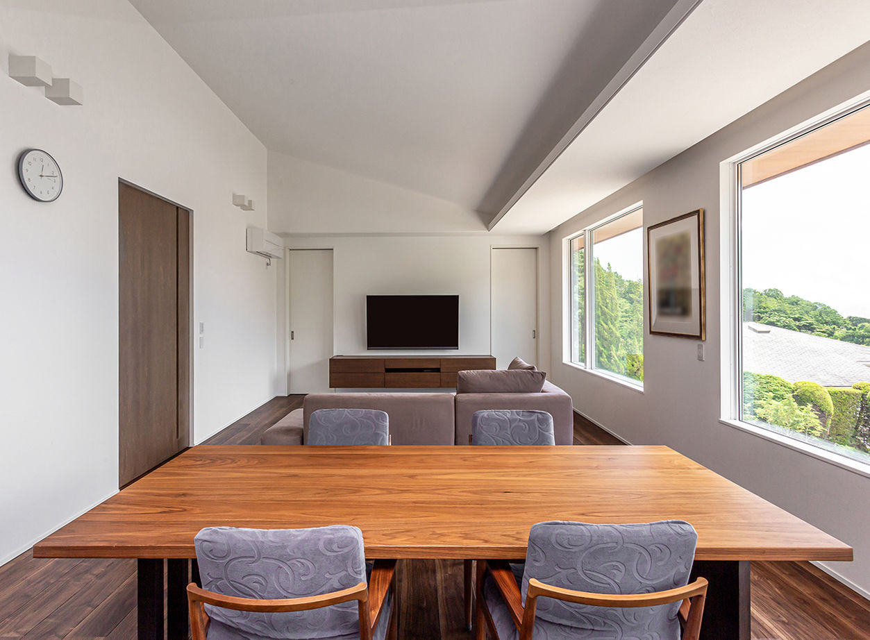 ヤマダホームズ 整然とした大空間に緑の眺望が映える、高台の住まい　の建築実例画像2