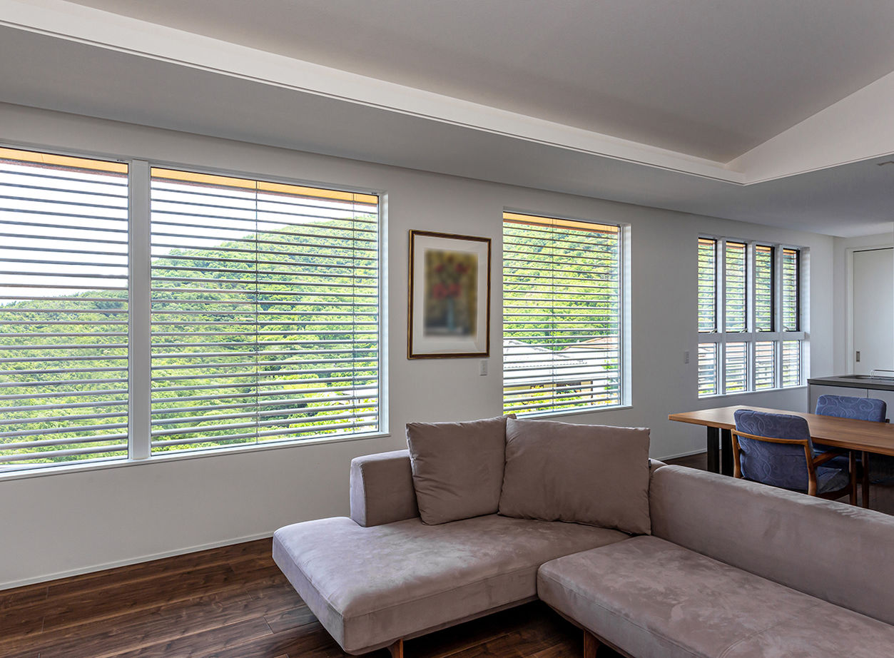 ヤマダホームズ 整然とした大空間に緑の眺望が映える、高台の住まい　の建築実例画像3