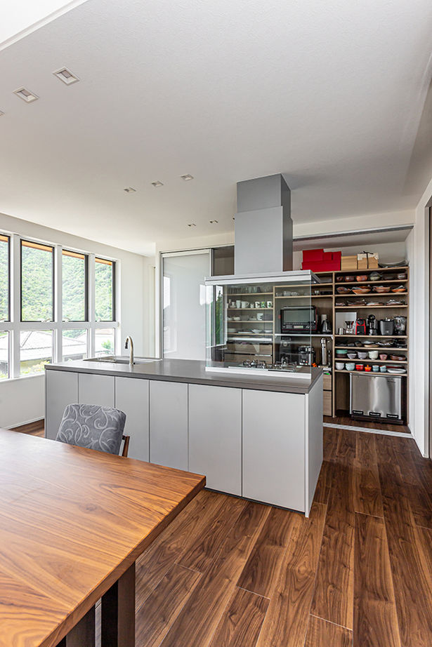 ヤマダホームズ 整然とした大空間に緑の眺望が映える、高台の住まい　の建築実例画像4