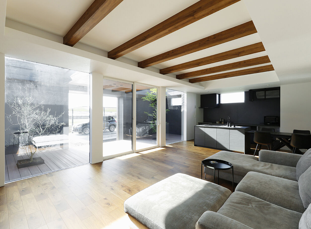 ヤマダホームズ 樹木を植えたデッキはリビングの延長空間。外からの視線を気にせず、自然の景色と光の移ろいを楽しむ平屋の建築実例画像2