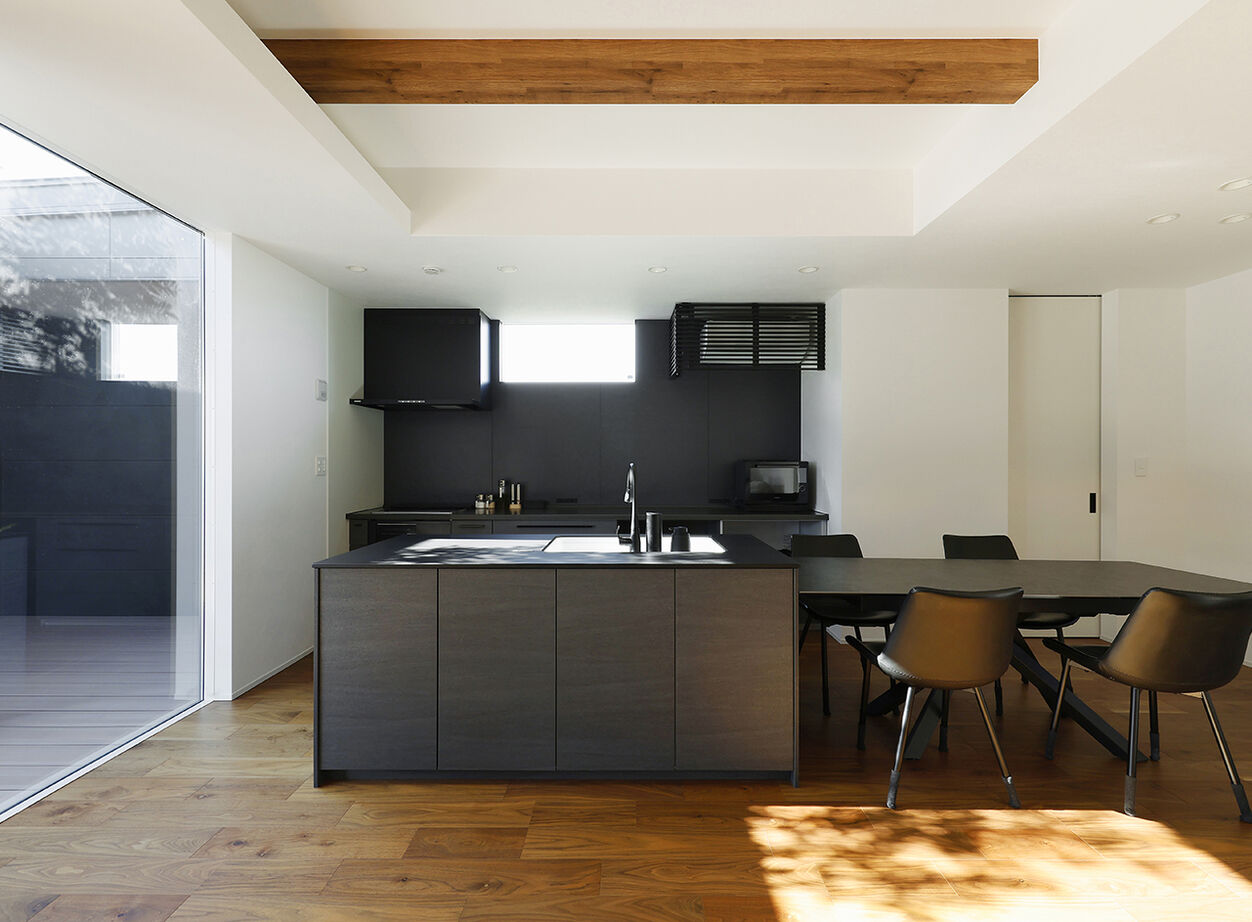 ヤマダホームズ 樹木を植えたデッキはリビングの延長空間。外からの視線を気にせず、自然の景色と光の移ろいを楽しむ平屋の建築実例画像3