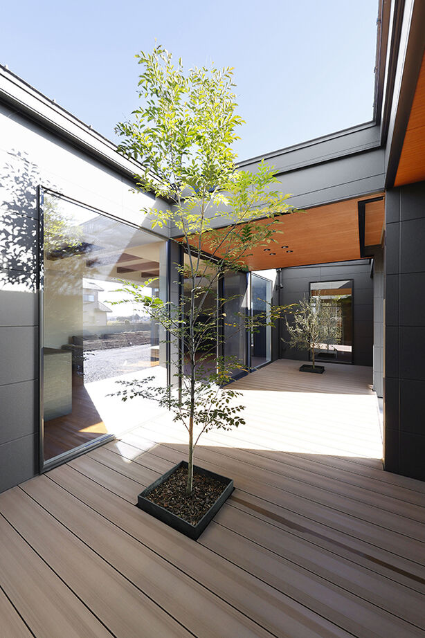 ヤマダホームズ 樹木を植えたデッキはリビングの延長空間。外からの視線を気にせず、自然の景色と光の移ろいを楽しむ平屋の建築実例画像4