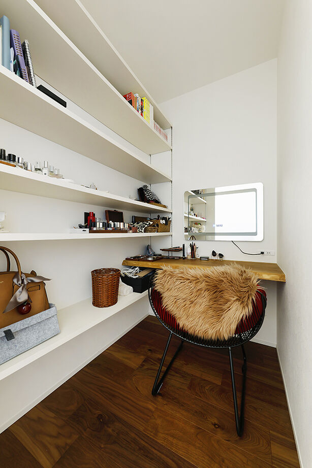 ヤマダホームズ 樹木を植えたデッキはリビングの延長空間。外からの視線を気にせず、自然の景色と光の移ろいを楽しむ平屋の建築実例画像5