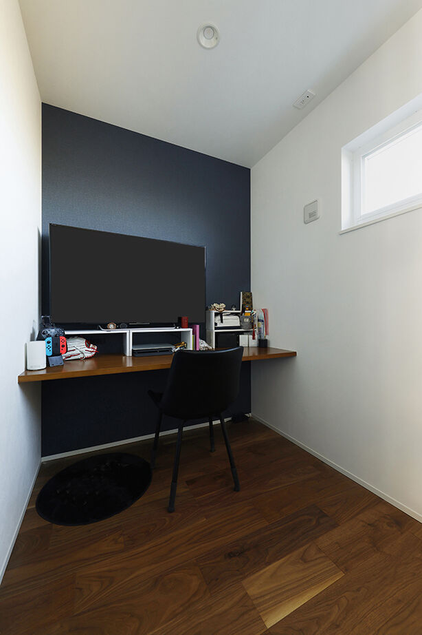 ヤマダホームズ 樹木を植えたデッキはリビングの延長空間。外からの視線を気にせず、自然の景色と光の移ろいを楽しむ平屋の建築実例画像6