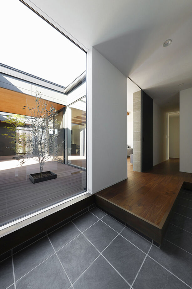 ヤマダホームズ 樹木を植えたデッキはリビングの延長空間。外からの視線を気にせず、自然の景色と光の移ろいを楽しむ平屋の建築実例画像7