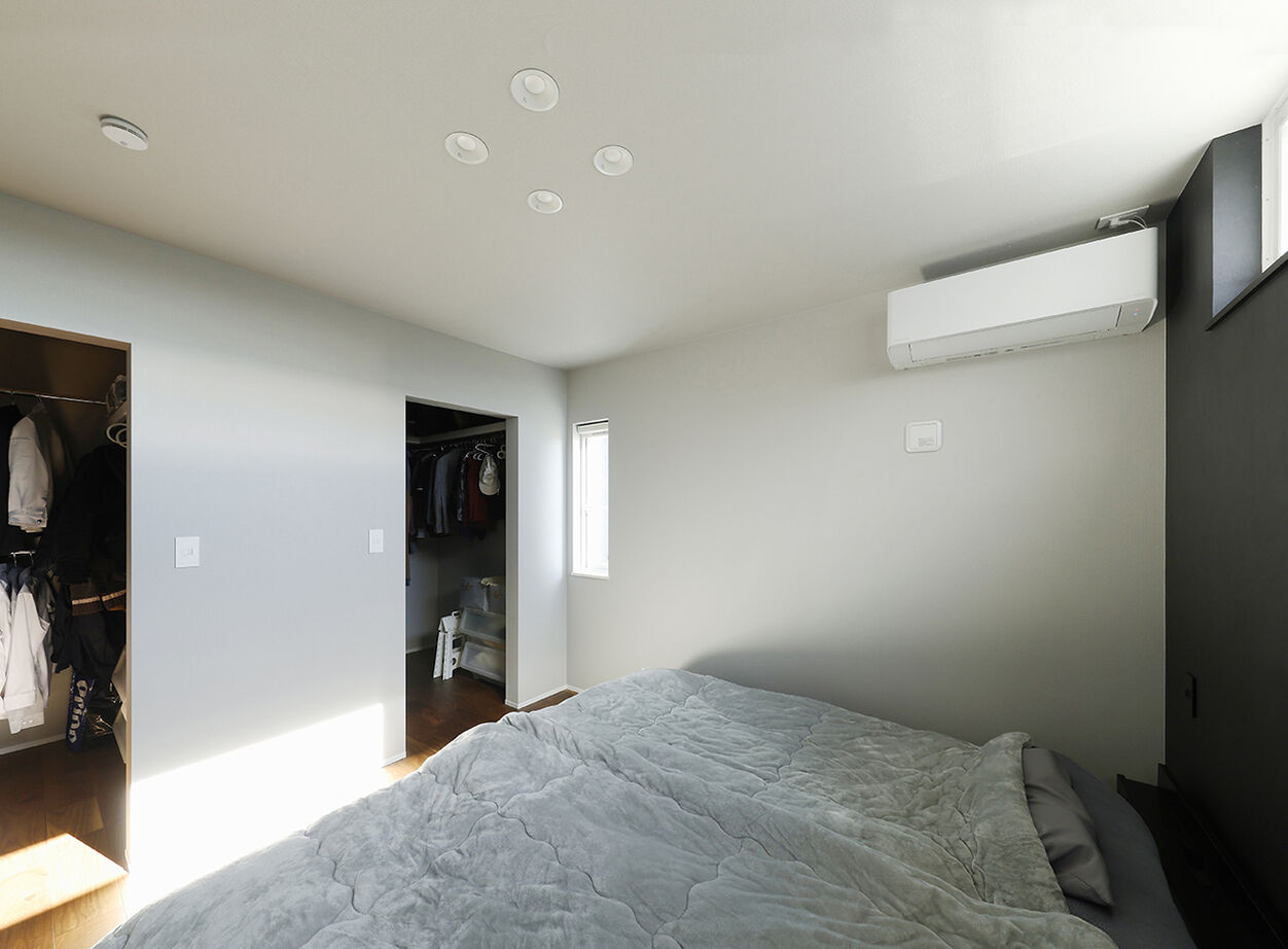 ヤマダホームズ 樹木を植えたデッキはリビングの延長空間。外からの視線を気にせず、自然の景色と光の移ろいを楽しむ平屋の建築実例画像8