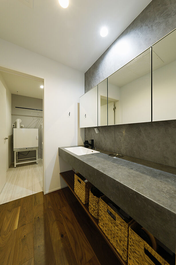 ヤマダホームズ 樹木を植えたデッキはリビングの延長空間。外からの視線を気にせず、自然の景色と光の移ろいを楽しむ平屋の建築実例画像9