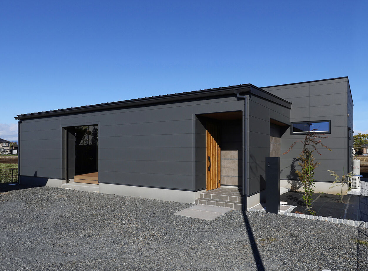 ヤマダホームズ 樹木を植えたデッキはリビングの延長空間。外からの視線を気にせず、自然の景色と光の移ろいを楽しむ平屋の建築実例画像10