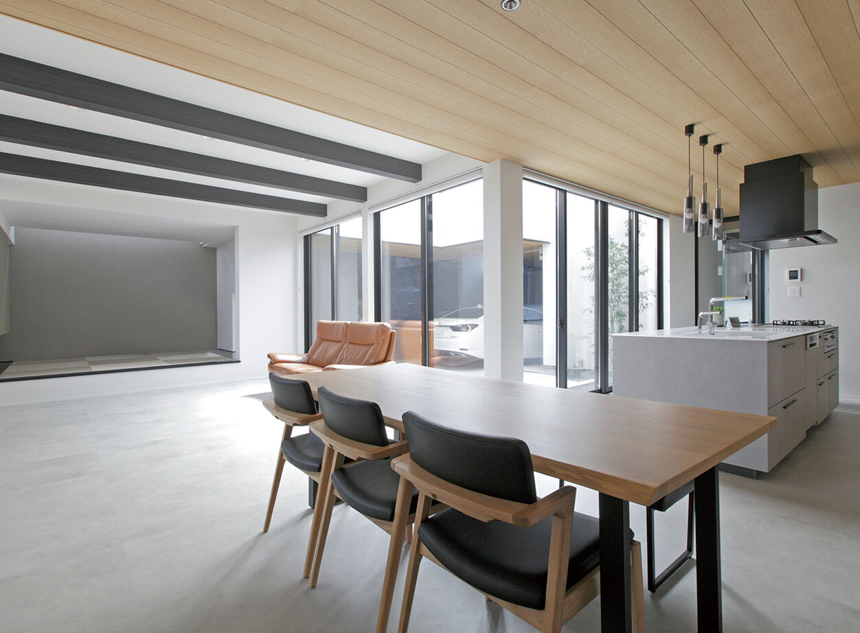 ヤマダホームズ カーテンレスでのびのびと暮らす中庭のある住まいの建築実例画像2