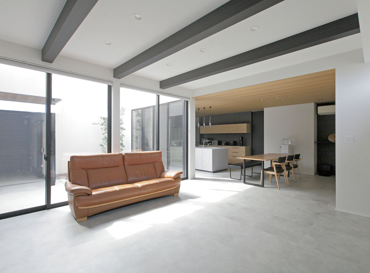 ヤマダホームズ カーテンレスでのびのびと暮らす中庭のある住まいの建築実例画像3