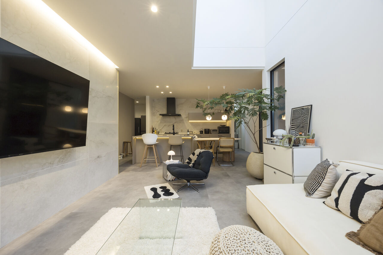 ヤマダホームズ どこをとっても絵になる、吹抜けのあるＬＤＫと二の字キッチン。オーバースライダーのガレージハウスの建築実例画像2