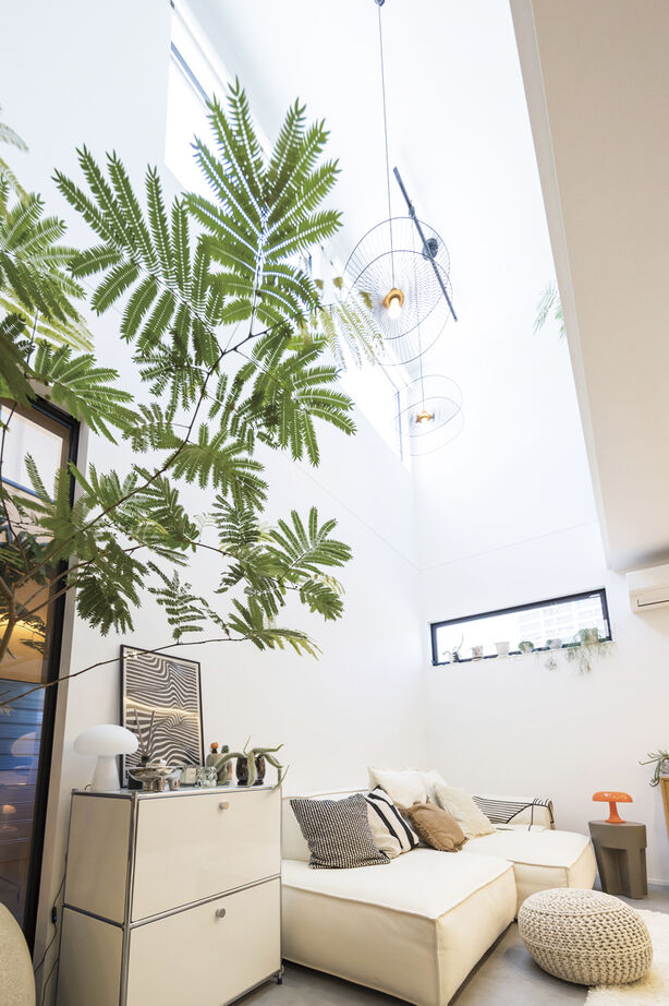 ヤマダホームズ どこをとっても絵になる、吹抜けのあるＬＤＫと二の字キッチン。オーバースライダーのガレージハウスの建築実例画像3