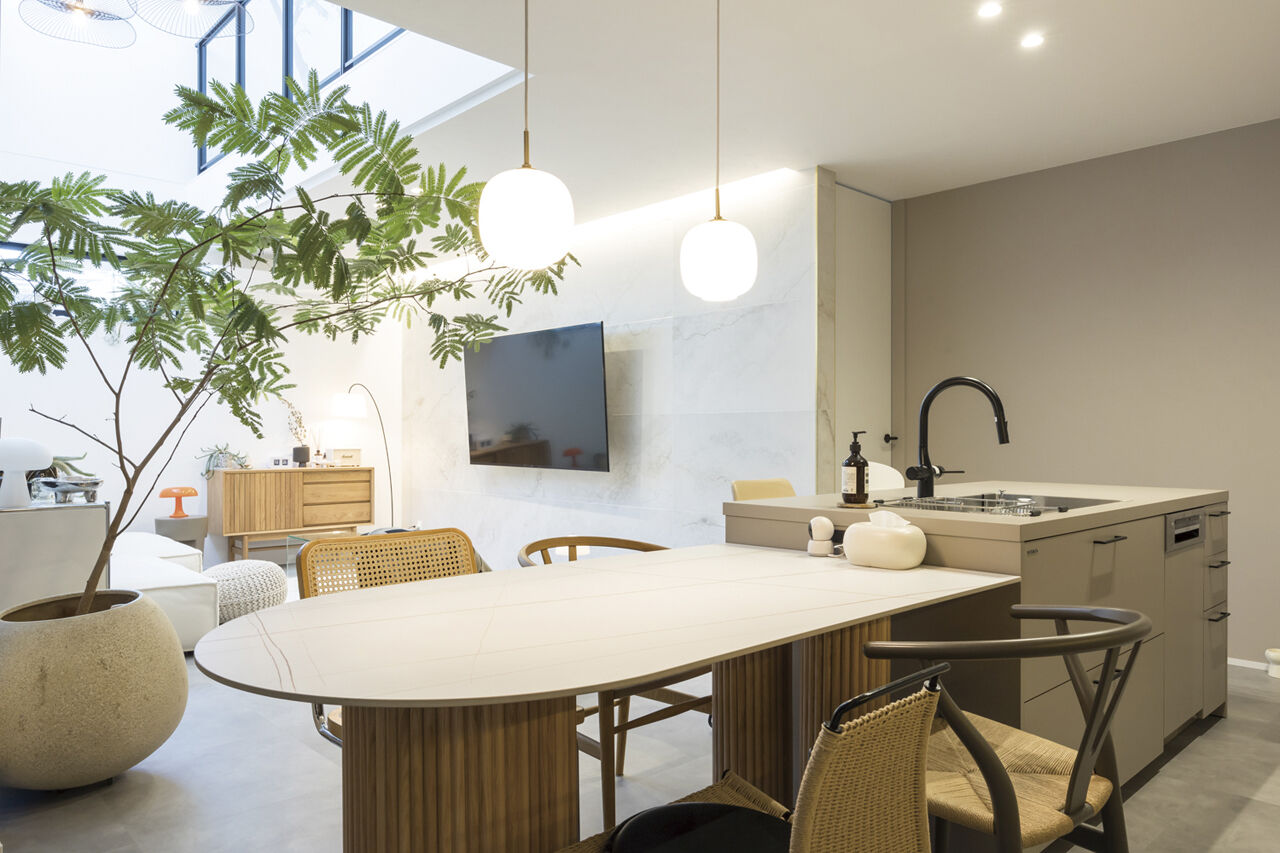 ヤマダホームズ どこをとっても絵になる、吹抜けのあるＬＤＫと二の字キッチン。オーバースライダーのガレージハウスの建築実例画像4